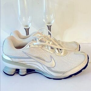 2007 Nike Shox “Vivify”Women's White/ metallic Silver running shoes Sz 9